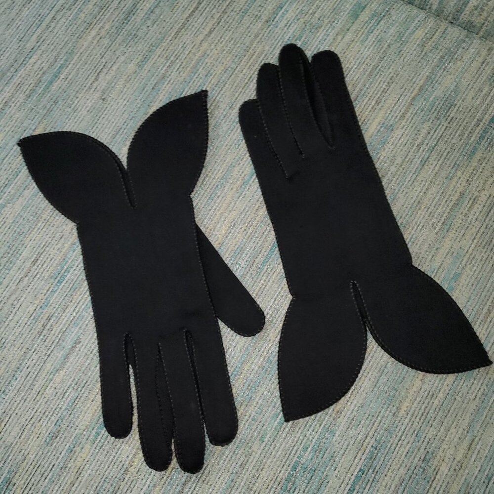 UNUSUAL BLACK VINTAGE GLOVES